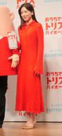 　華やかな赤のワンピース姿の永野芽郁