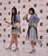 　会見に登場した（左から）ＮＭＢ４８の塩月希依音と安部若菜