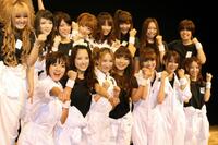 　ＤＶＤ発売でガッツポーズをするＳＤＮ４８の（前列左から）亜希子、奈津子、伊東愛、野呂佳代、甲斐田樹里、相川友希、松島瑠美（後列左から）なちゅ、今吉めぐみ、手束真知子、大河内美紗、穐田和恵、細田海友、三ッ井裕美、西国原礼子