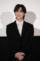 　舞台あいさつに登壇したＴＨＥ　ＲＡＭＰＡＧＥの吉野北人