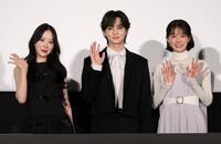 　舞台あいさつに登壇した（左から）堀未央奈、吉野北人、志田彩良