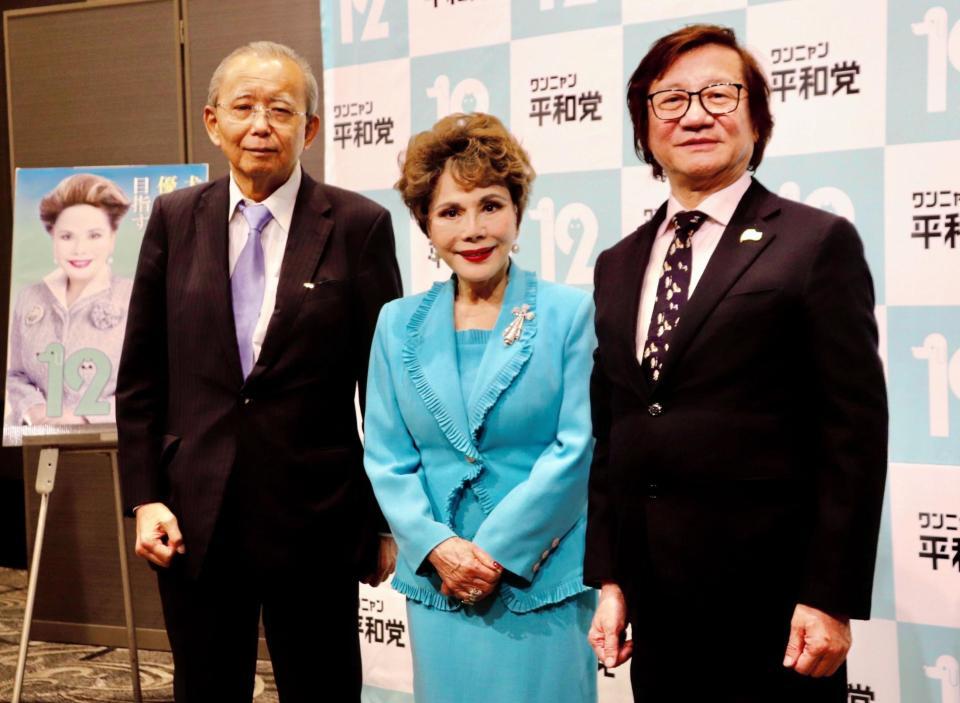 　新党「12平和党」を旗揚げし、参院選出馬を表明したデヴィ夫人（中央）。左は選対委員長の藤川晋之助氏。右は共同代表の堀池宏氏