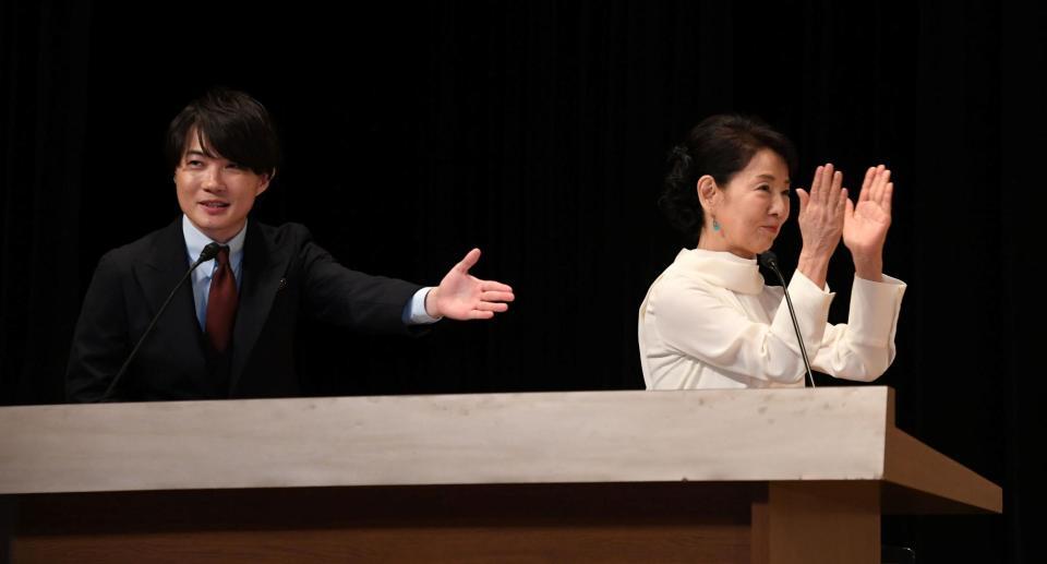 　司会を務めた吉永小百合（右）と神木隆之介（撮影・佐藤厚）