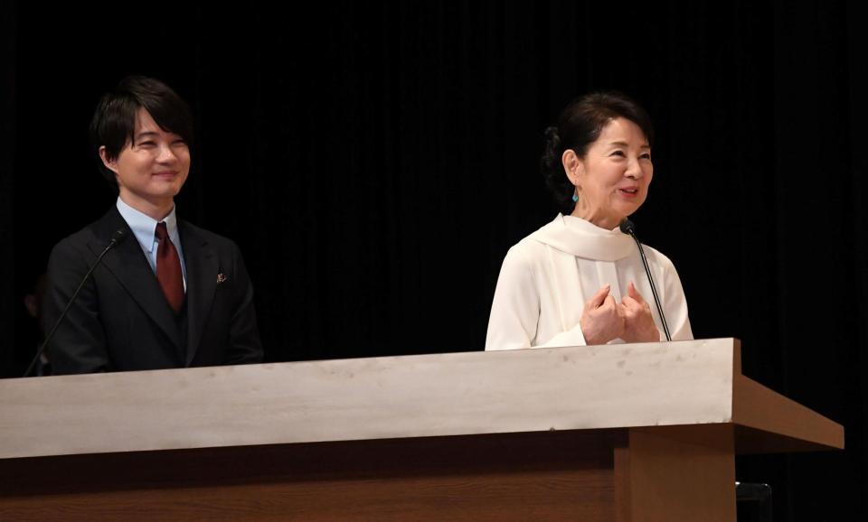 　助演男優賞を受賞した大沢たかおにお祝いの言葉をかける吉永小百合（右）と神木隆之介（撮影・佐藤厚）