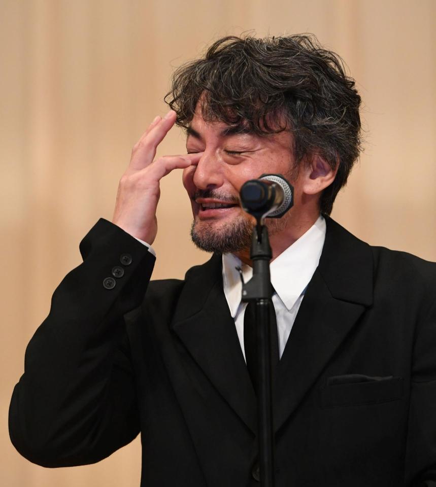 　主演男優賞に輝き、涙を流す山口馬木也（撮影・佐藤厚）