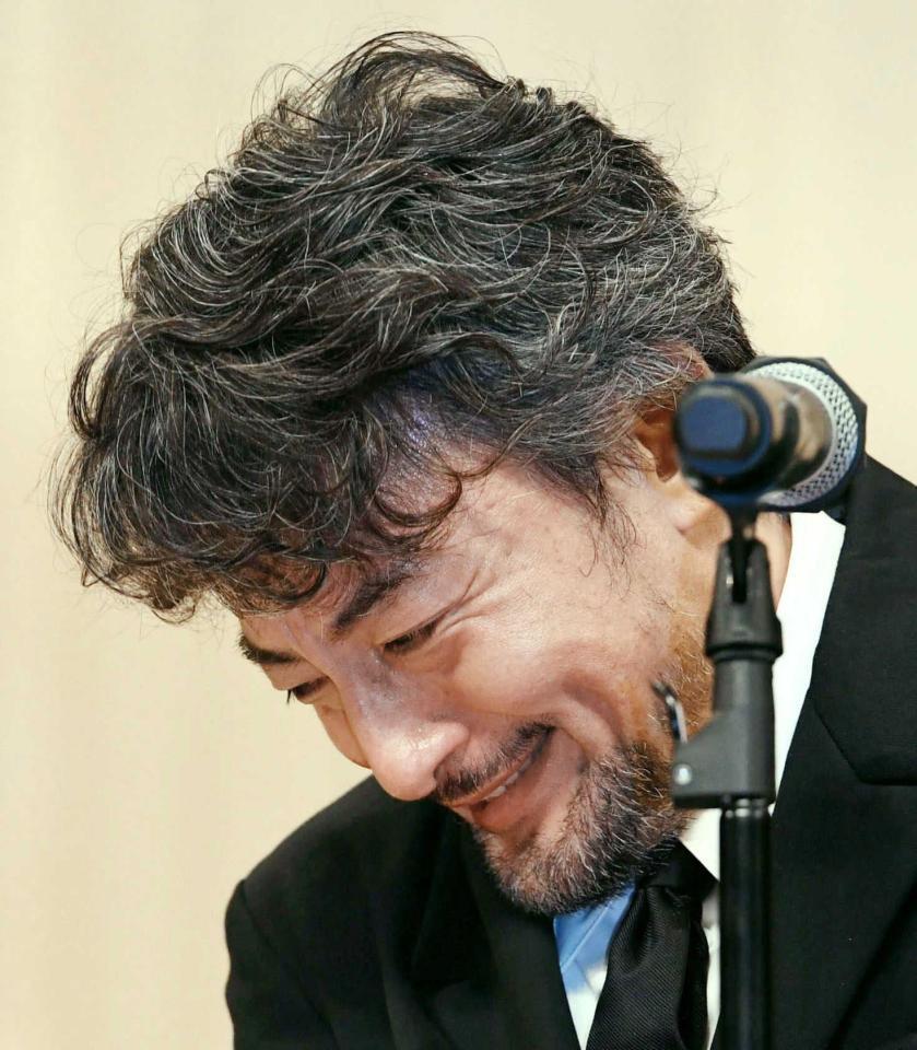 　主演男優賞に輝き、感極まって涙を流す山口馬木也（撮影・佐藤厚）