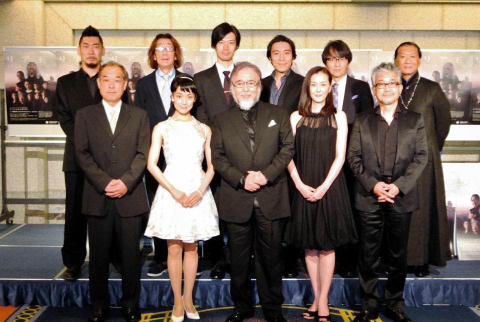 　「リア王」制作発表。前列の右端が下條アトムさん＝２０１８年５月３１日