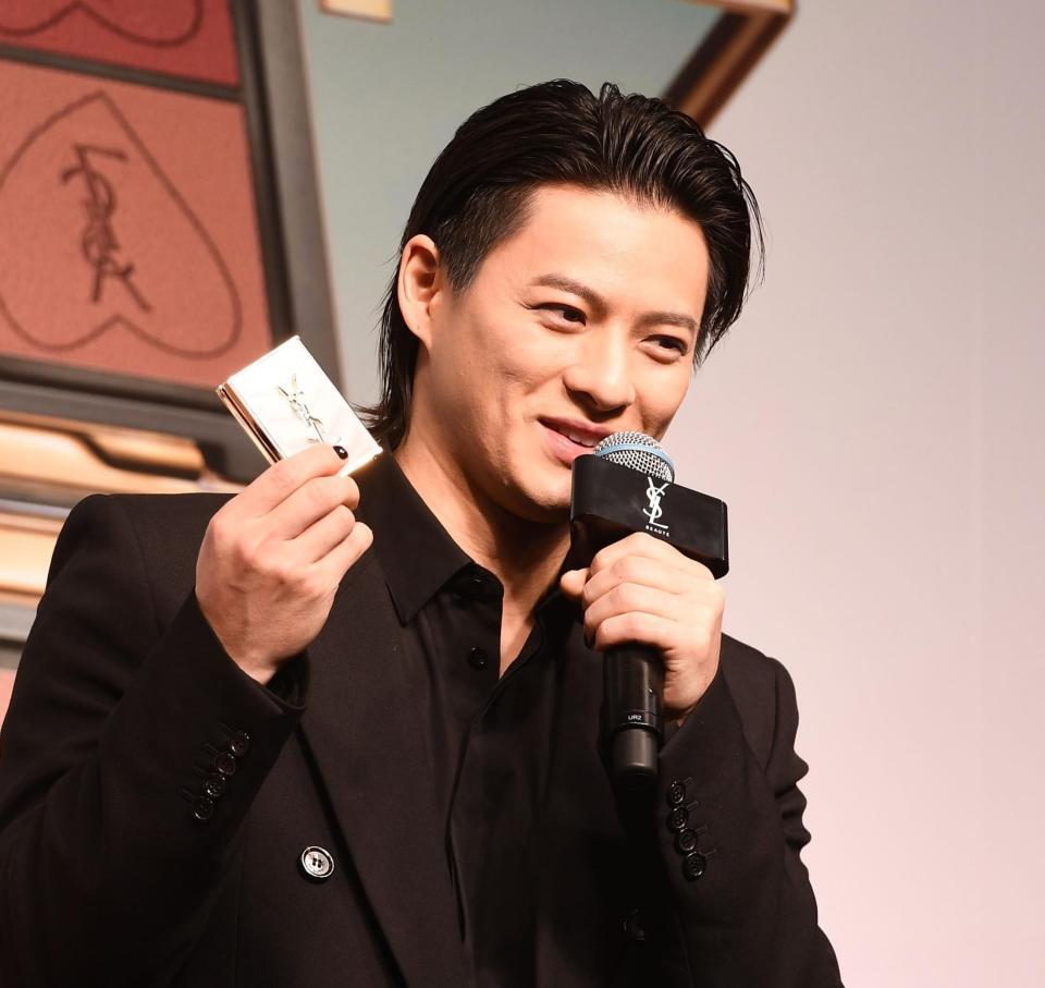 　おすすめの商品を紹介する平野紫耀（撮影・園田高夫）