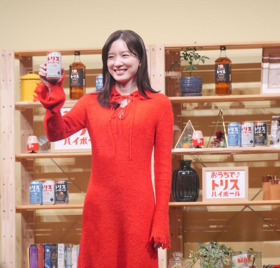 ハイボール片手に満面の笑みで乾杯をする永野芽郁