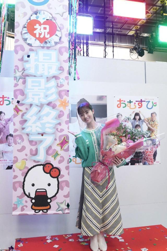 　クランクアップに笑顔を見せる橋本環奈