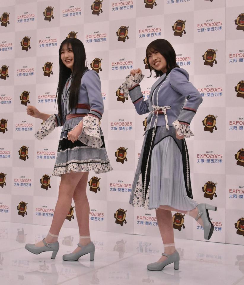 　会見に登場した（左から）ＮＭＢ４８の塩月希依音と安部若菜