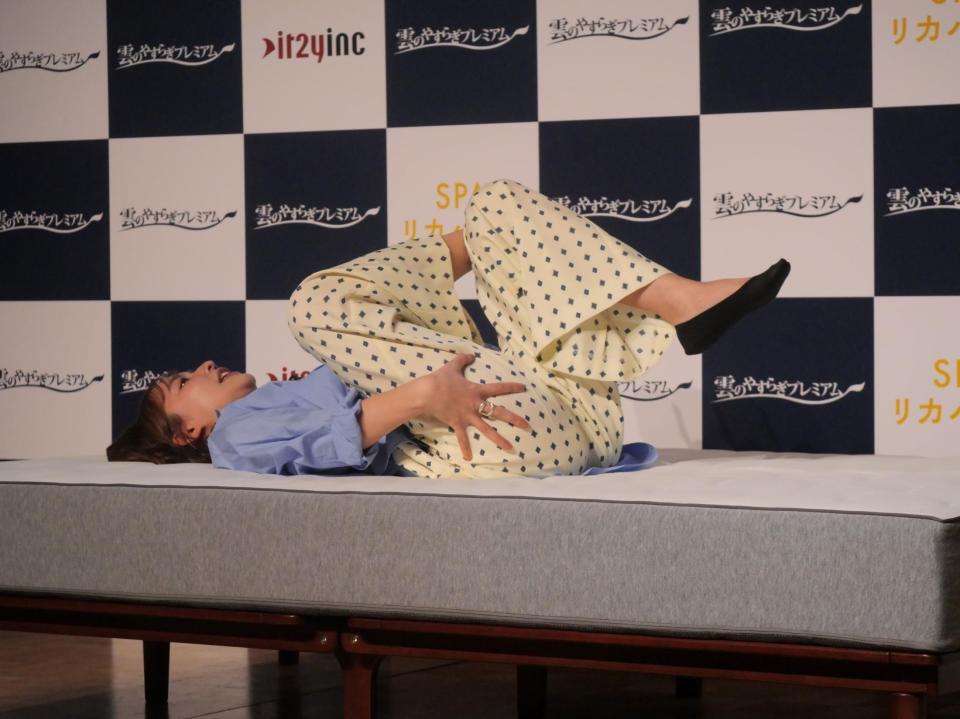 　ピラティスインストラクターとして、ベッドでできるストレッチを披露した優木まおみ