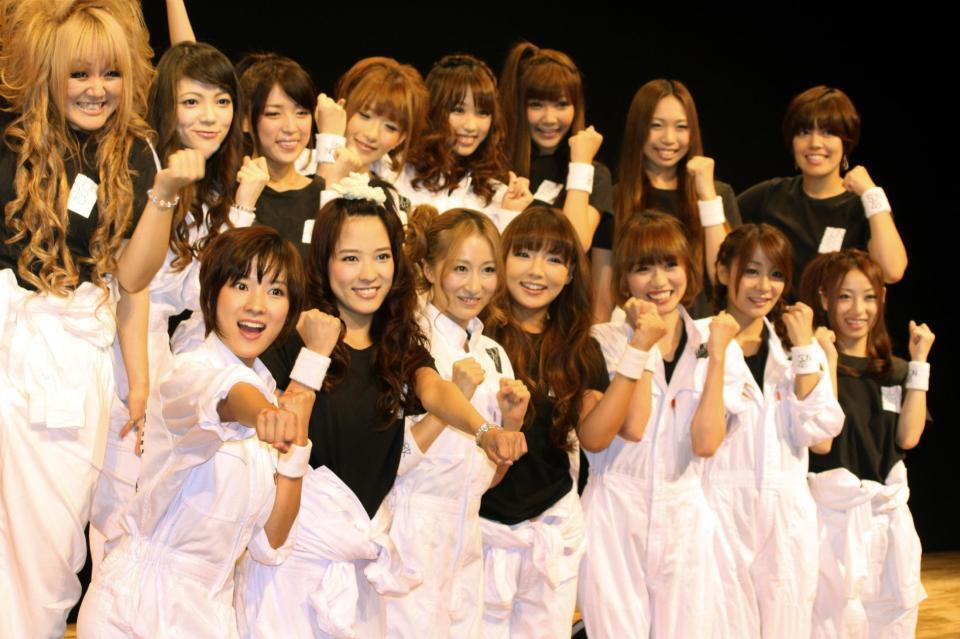 　ＤＶＤ発売でガッツポーズをするＳＤＮ４８の（前列左から）亜希子、奈津子、伊東愛、野呂佳代、甲斐田樹里、相川友希、松島瑠美（後列左から）なちゅ、今吉めぐみ、手束真知子、大河内美紗、穐田和恵、細田海友、三ッ井裕美、西国原礼子