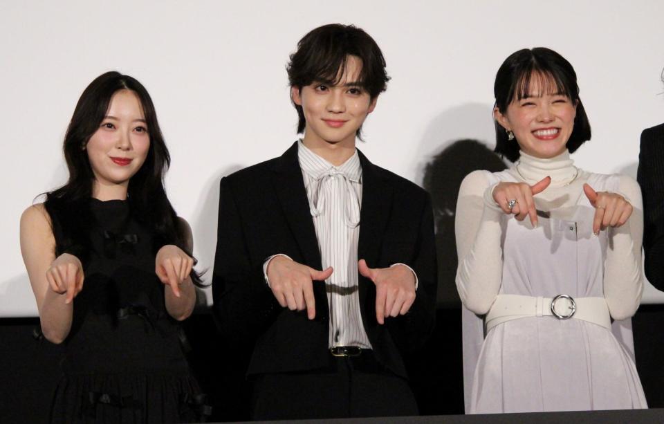 　舞台あいさつに登壇した（左から）堀未央奈、吉野北人、志田彩良