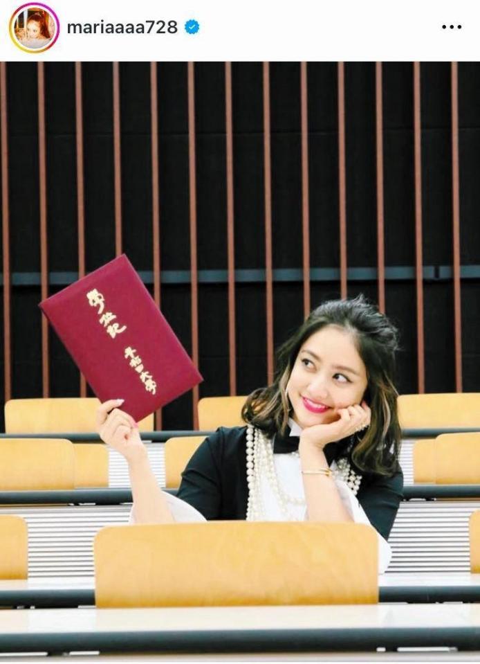 早大卒業式で。１９年３月の谷まりあのインスタグラム＠ｍａｒｉａａａａ７２８より