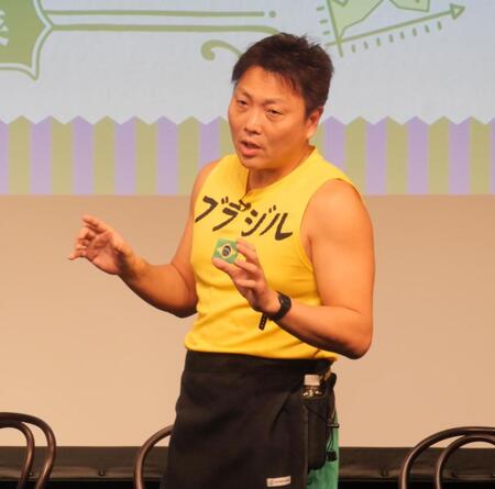 　喫茶店のマスター役となりＮＩＳＡを解説する八木真澄