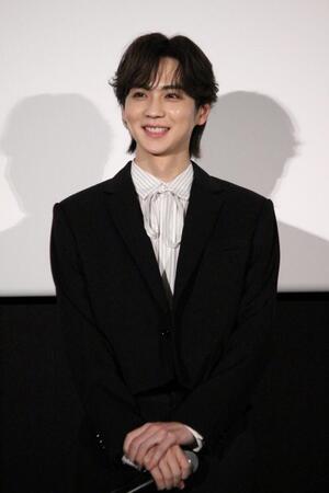 　舞台あいさつに登壇したＴＨＥ　ＲＡＭＰＡＧＥの吉野北人