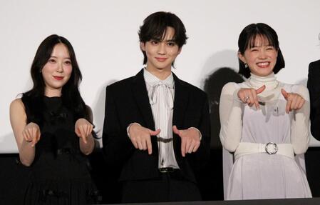 　舞台あいさつに登壇した（左から）堀未央奈、吉野北人、志田彩良