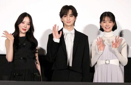　舞台あいさつに登壇した（左から）堀未央奈、吉野北人、志田彩良