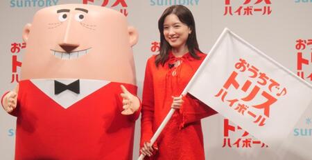 　トリスウイスキーの広告キャラクター「アンクルトリス」（左）とともに撮影に応じた永野芽郁