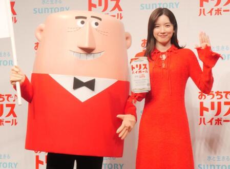 　トリスウイスキーの広告キャラクター「アンクルトリス」（左）とともに撮影に応じた永野芽郁