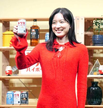 　ハイボールを手に乾杯をする永野芽郁