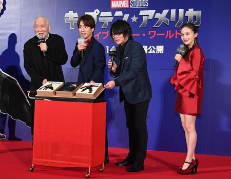 　キャプテン・アメリカが描かれたチョコを（左から）村井國夫、溝端淳平、森川智之ら３人にプレゼントした百田夏菜子（撮影・園田高夫）