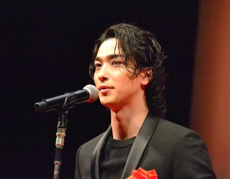 　「第７９回毎日映画コンクール」贈呈式でスピーツをする横浜流星