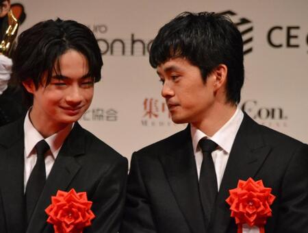 　「第７９回毎日映画コンクール」贈呈式で談笑する越山敬達（左）と池松壮亮