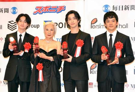 　「第７９回毎日映画コンクール」贈呈式に登場した（左から）越山敬達、カルーセル麻紀、横浜流星、池松壮亮