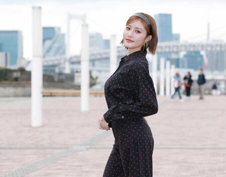 　りんご柄の服で抜群のスタイルを披露する王林（撮影・金田祐二）