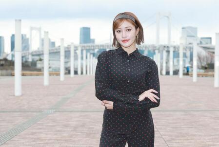 　ポーズを決める王林（撮影・金田祐二）