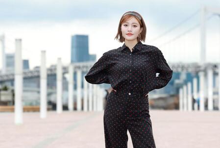 　ポーズを決める王林（撮影・金田祐二）