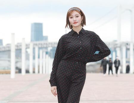 　ポーズを決める王林（撮影・金田祐二）