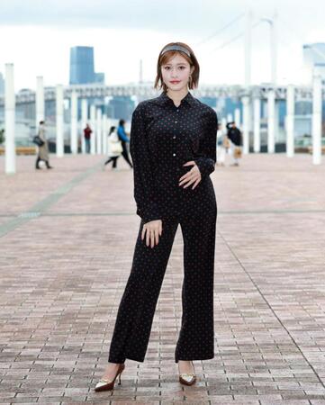 　ポーズをきめる王林（撮影・金田祐二）