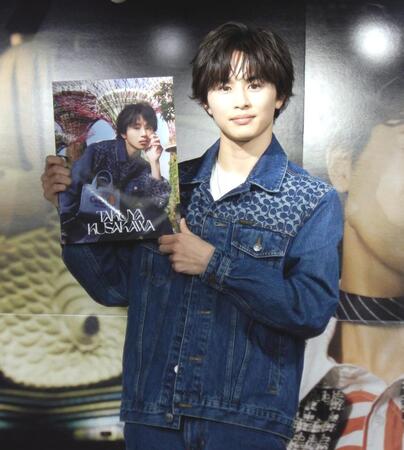 　写真に応じる草川拓弥