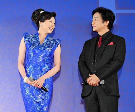 　片岡愛之助（右）と藤原紀香＝２０２３年