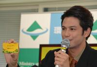 　「きのこの山たけのこの里サステナブル宣言」公開報告会に登場し、名刺を披露する森崎ウィン