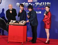 　キャプテン・アメリカが描かれたチョコを（左から）村井國夫、溝端淳平、森川智之ら３人にプレゼントした百田夏菜子（撮影・園田高夫）