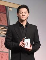 　新商品をＰＲする平野紫耀（撮影・園田高夫）