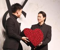 ハート型の花束をプレゼントされた平野紫耀（右）＝撮影・園田高夫