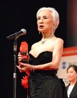 　「第７９回毎日映画コンクール」贈呈式でスピーチをするカルーセル麻紀
