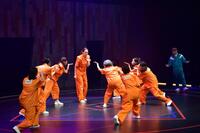 　死刑囚を演じた紅ゆずる（中央）