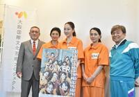 　ゲネプロ後に取材に応じた（左から）後藤ひろひと、小島聖、紅ゆずる、遠藤久美子、内場勝則