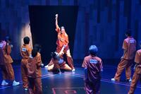 　死刑囚を演じた紅ゆずる（中央）