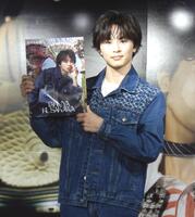 　写真に応じる草川拓弥