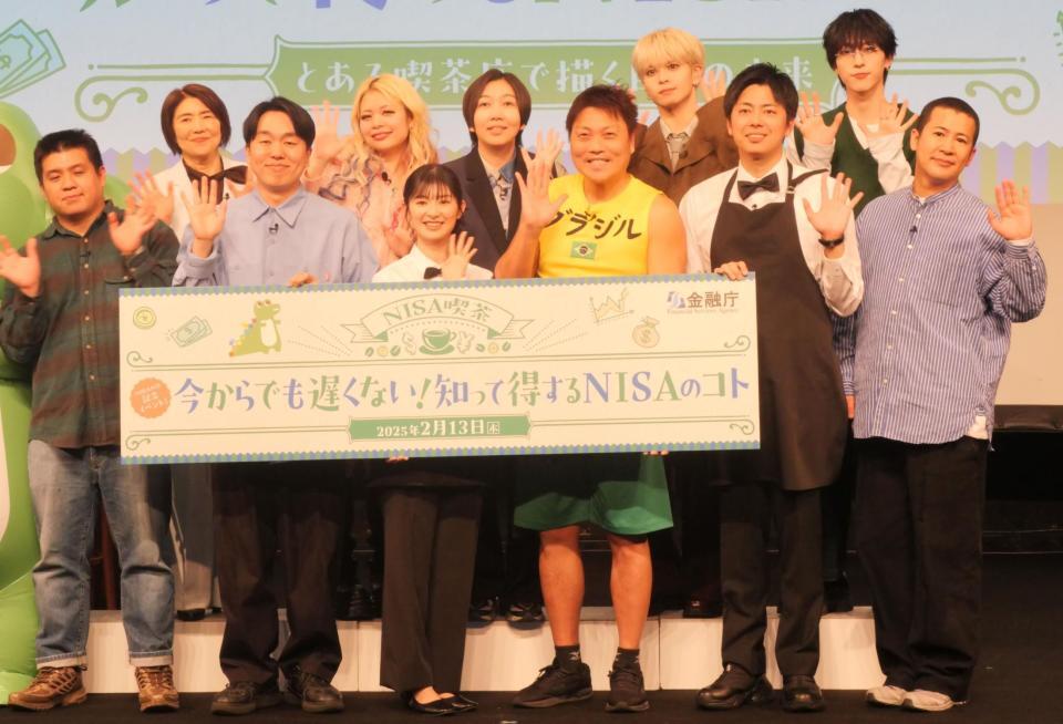 　イベントに出席した（前列左から）アタック西本、かみちぃ、武藤十夢、八木真澄、西村真二、きょん（後列同）川口由美氏、荒川、はる、栗田航兵、四谷真佑