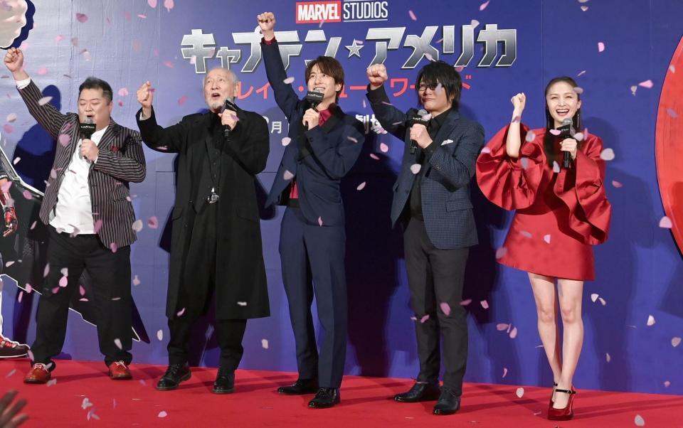 　桜吹雪が舞う中、雄たけびを挙げる（左から）小杉竜一、村井國夫、溝端淳平、森川智之、百田夏菜子（撮影・園田高夫）