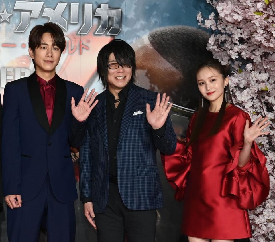 　ジャパンプレミアに登場した（左から）溝端淳平、森川智之、百田夏菜子（撮影・園田高夫）