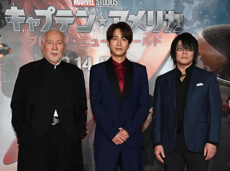 　ポーズを決める（左から）村井國夫、溝端淳平、森川智之（撮影・園田高夫）